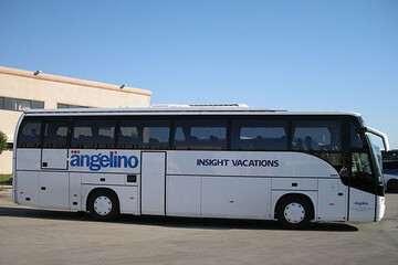 Beulas Aura con pedana per disabili della flotta Angelino, vista laterale, con la scritta di un tour operator