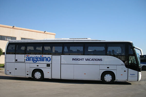Beulas Aura con pedana per disabili della flotta Angelino, vista laterale, con la scritta di un tour operator