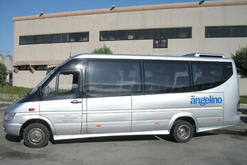 Mercedes Sprinter 16 posti della flotta Angelino, vista tre quarti anteriore