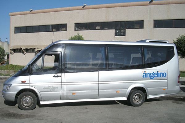 Mercedes Sprinter 16 posti della flotta Angelino, vista tre quarti anteriore