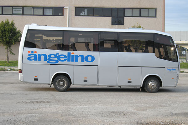 Mercedes Sprinter 19 posti della flotta Angelino, vista laterale