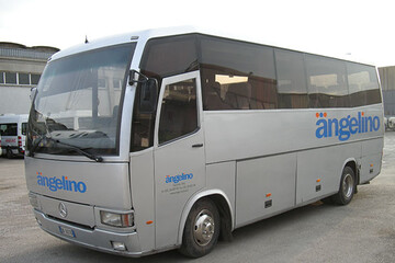 Mercedes Sprinter 19 posti della flotta Angelino, vista tre quarti anteriore
