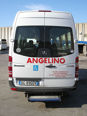 Mercedes Sprinter con pedana per disabili della flotta Angelino, vista posteriore con pedana per disabili