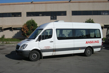 Mercedes Sprinter con pedana per disabili della flotta Angelino, vista tre quarti anteriore