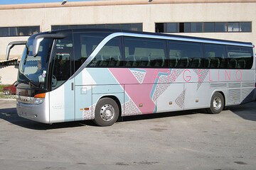 Setra 415 HD della flotta Angelino, vista tre quarti anteriore