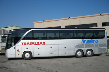 Setra 416 SHD della flotta Angelino, vista laterale, con la scritta di un tour operator