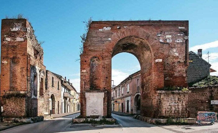 Arco di Adriano, monumento storico lungo il percorso Caserta-Capua