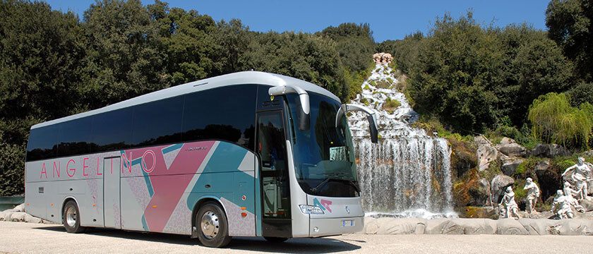 Autobus gran turismo Angelino davanti alla grande cascata nel parco della Reggia di Caserta
