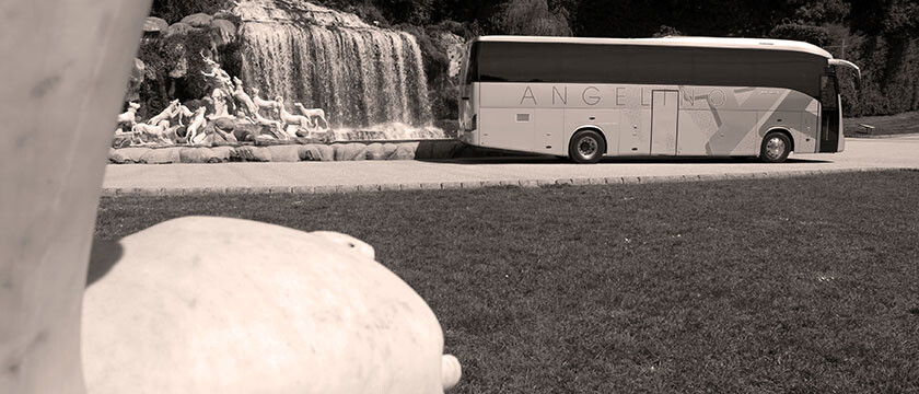 Autobus gran turismo Angelino accanto alla cascata, fotografia in bianco e nero