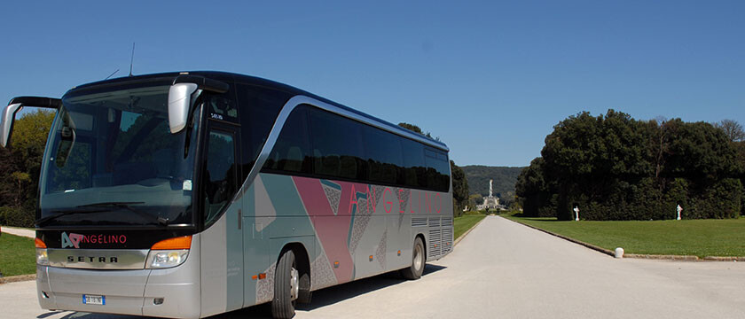 Autobus Setra Angelino lungo il viale del parco della Reggia di Caserta
